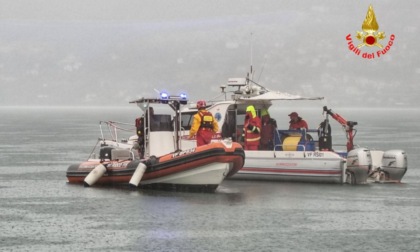 Papà annegato nel lago, il maltempo non ferma le ricerche: mezzi nautici e Rov all'opera