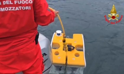 Papà annegato nel lago, ricerche ancora in corso: 3 mezzi nautici dei Vvf, Guardia costiera e Polizia