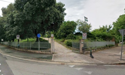 Rapina quattro ragazzi ai giardini pubblici, poi confessa: poco dopo aggredisce una giovane
