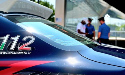 Rompe il vetro di un'auto e ruba gli oggetti al suo interno: in manette un 38enne
