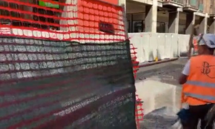 Rotto un tubo dell'acqua  in via San Felice a causa dei lavori  del tram