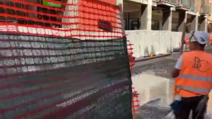 Rotto un tubo dell’acqua in via San Felice a causa dei lavori del tram