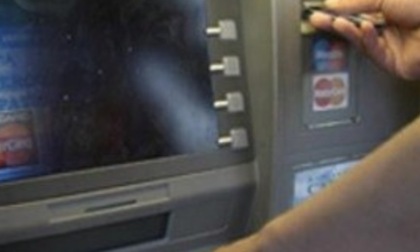 Ruba carta di credito e si reca al bancomat per prelevare: denunciato per ricettazione