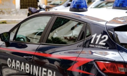 Ruba denaro dal portafogli lasciato incustodito in un'auto: 54enne arrestato in flagranza