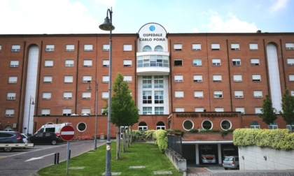 Ruba in ospedale con un piede di porco e minaccia due medici che lo incrociano
