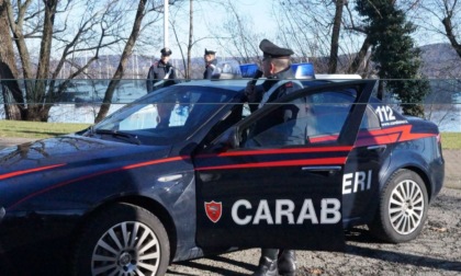 Rubano borsetta a un'anziana di Lesa e prelevano al bancomat: fermati dai carabinieri