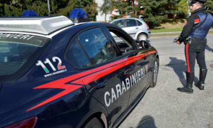 Rubano liquori al supermercato e tentano la fuga: presi