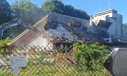 Ruspe in azione per la demolizione di Casa Angelo Belloli