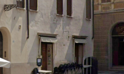 Schiamazzi al Bar Lasagna di Mantova, 21enne insulta gli agenti intervenuti e poi li picchia in Questura