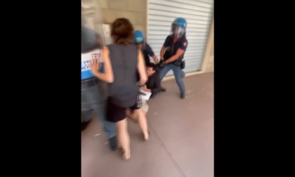 Tensione in zona Foscherara durante lo sfratto di una famiglia
