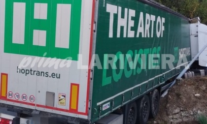 Tir di traverso sulla provinciale blocca l'ingresso a Perinaldo