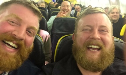 Trova il suo sosia seduto accanto a lui in aereo: la foto diventa virale