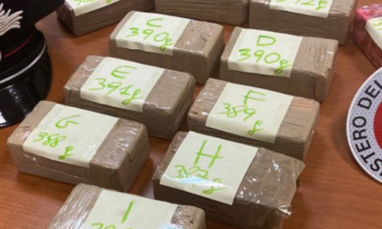 Un chilo di cocaina e 279mila euro nascosti in auto: arrestato