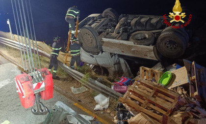 Un tir si ribalta in strada, salvo il conducente
