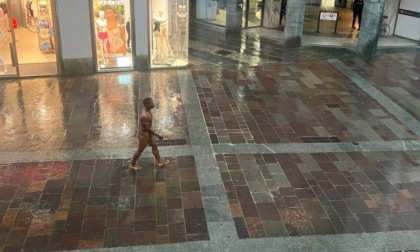 Uomo nudo in centro, la sindaca: «Era successo anche a Seriate, la salute mentale richiede attenzione»