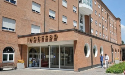 Urla e insulti di amici e parenti al Carlo Poma dopo la morte di un 43enne