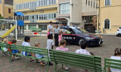 “Vi vogliamo bene carabinieri!”: disegni e applausi al Polo Sperti