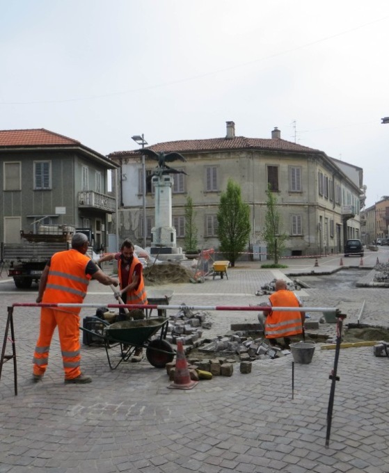 Via il porfido dalla martoriata via Cavour