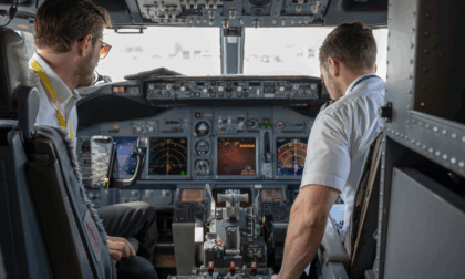 Vietato avere la barba in cabina: il curioso divieto imposto dalla compagnia aerea ai suoi piloti