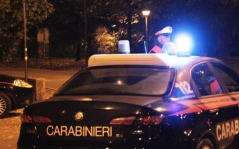 24enne nasconde in auto un tirapugni, denunciato dai Carabinieri