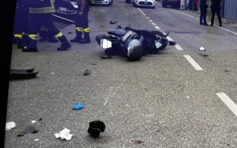 A 14 anni guida il suv della mamma e investe un motociclista