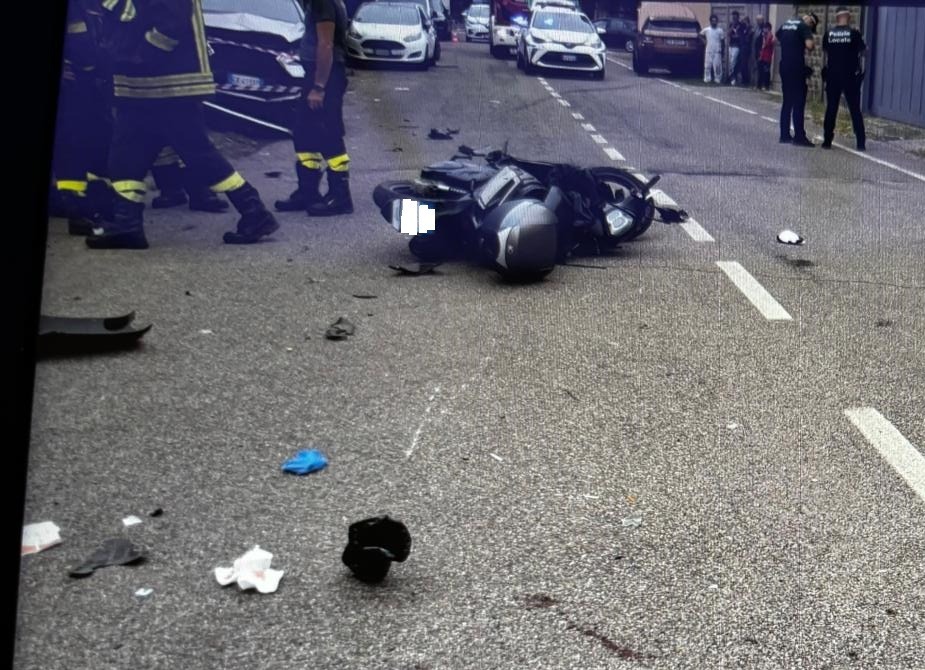 A 14 anni guida il suv della mamma e investe un motociclista