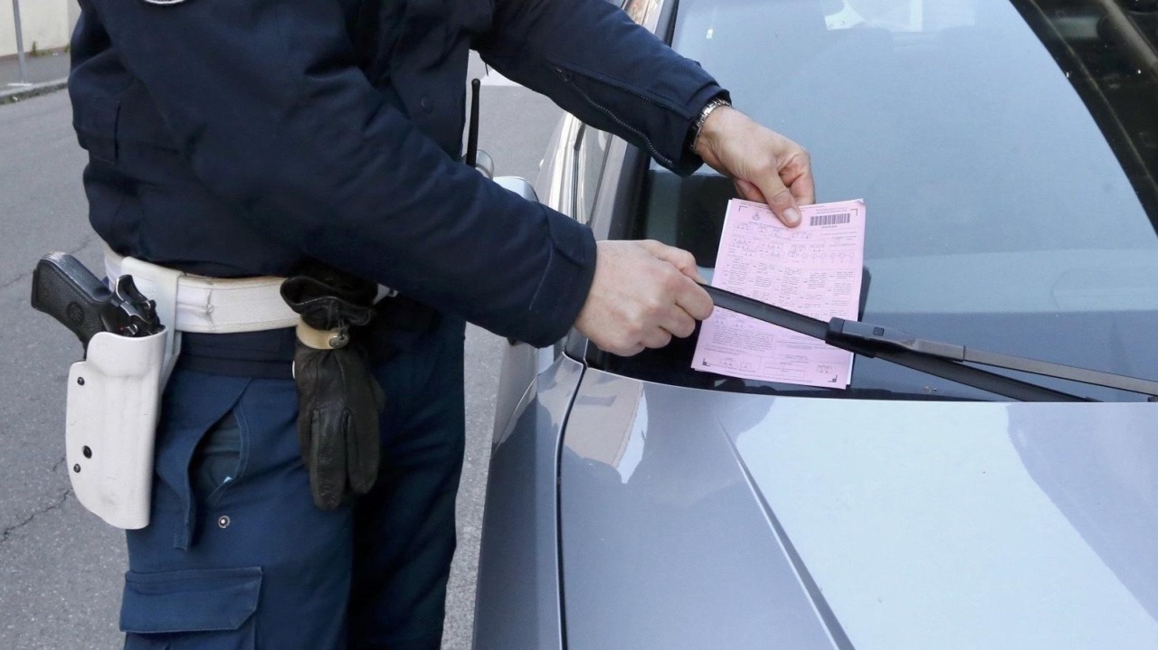 Addio ai vecchi blocchetti cartacei: a Bergamo ora le multe sono digitali