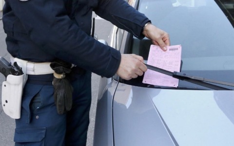 Addio ai vecchi blocchetti cartacei: a Bergamo ora le multe sono digitali
