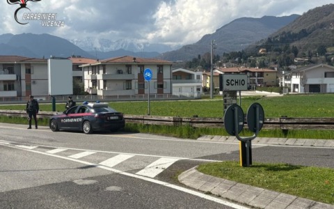 Aggrediscono e rapinano un 40enne nel parcheggio di piazzale Divisione Aqui a Schio