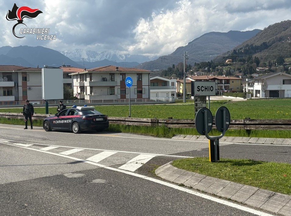Aggrediscono e rapinano un 40enne nel parcheggio di piazzale Divisione Aqui a Schio