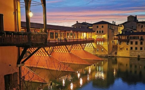 Aggressione con coltello al ponte degli Alpini di Bassano del Grappa: daspo Willy per un 17enne