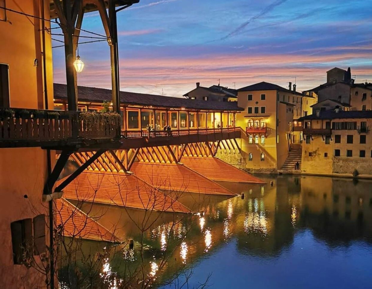 Aggressione con coltello al ponte degli Alpini di Bassano del Grappa: daspo Willy per un 17enne