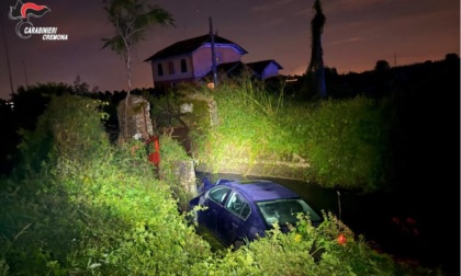 Alla guida con tasso tre volte oltre i limiti finisce in un canale pieno d'acqua, guai per 29enne lodigiano