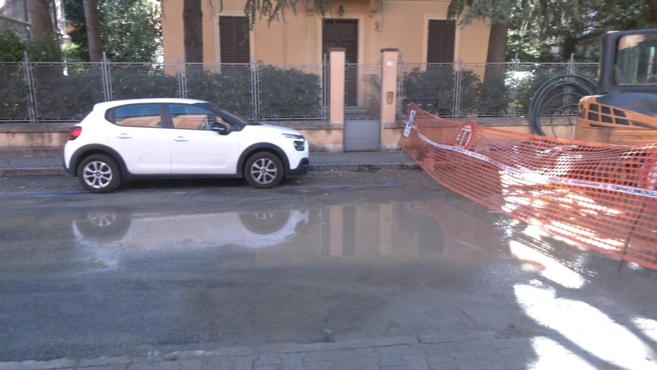 Ancora un tubo rotto in via Montello: strada allagata ed operai al lavoro