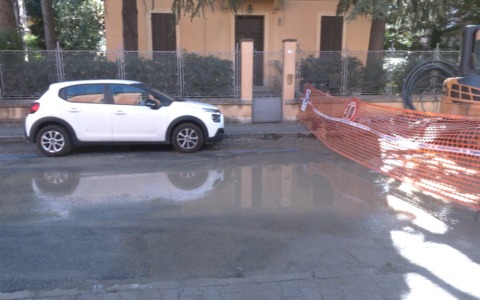 Ancora un tubo rotto in via Montello: strada allagata ed operai al lavoro