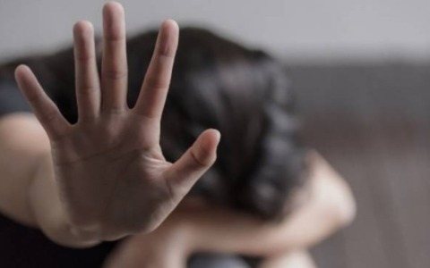 Anni di violenze e aggressioni contro la moglie, 36enne minaccia di ucciderla se lo avesse denunciato