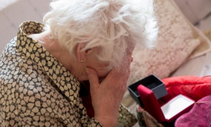 Anziana di 91 anni truffata dal negoziante di fiducia: pagava con assegni in bianco, spesa "gonfiata" a 17500 euro