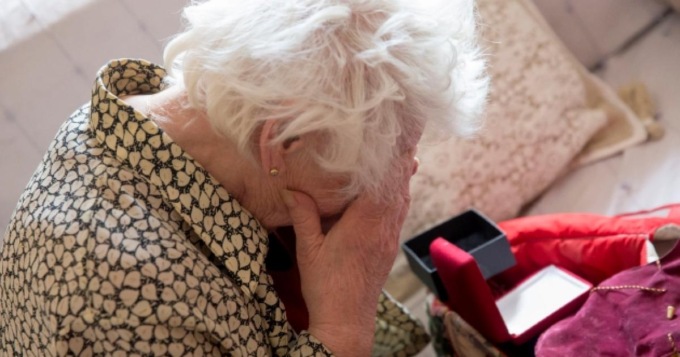Anziana di 91 anni truffata dal negoziante di fiducia: pagava con assegni in bianco, spesa “gonfiata” a 17500 euro