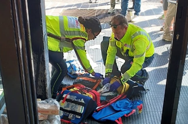Anziano colpito da grave malore in piazza, salvato dal tempestivo intervento dei volontari