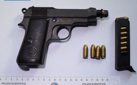 Arma clandestina sotto il cuscino, arrestato un 43enne