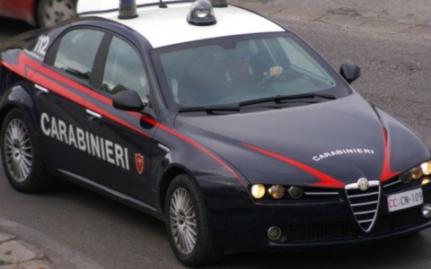 Armata di coltello aggredisce i Carabinieri: arrestata 31enne modenese