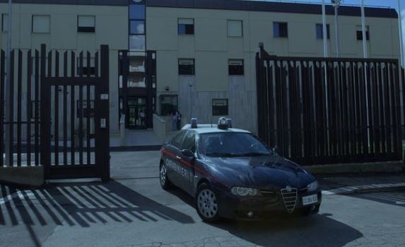 Arriva in caserma alterato, denunciato per spaccio di droga