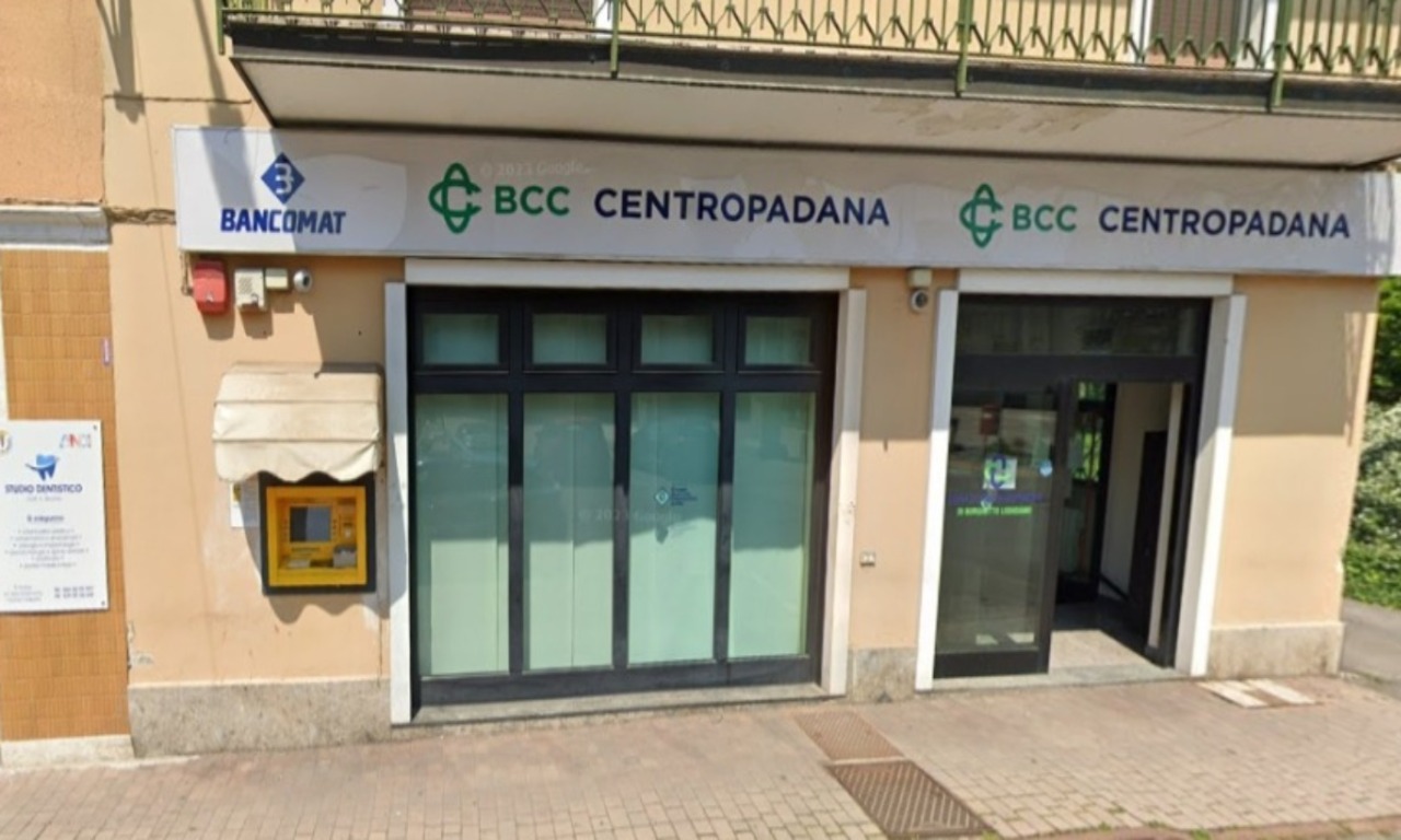 Bancomat fatto esplodere nella notte: ladri in fuga a Brembio