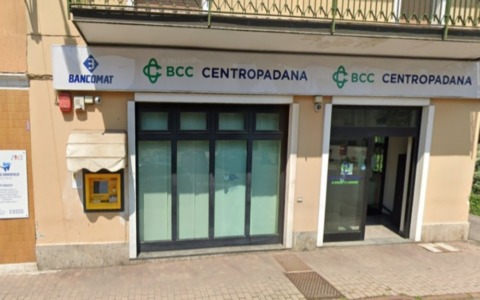 Bancomat fatto esplodere nella notte: ladri in fuga a Brembio