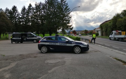 Belluno, fermata auto senza assicurazione e revisione (a bordo un minore senza cintura)