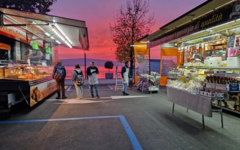 Bimba tedesca si perde al mercato di Arona: ritrovata grazie a una mobilitazione generale