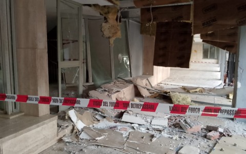 Bomba in viale Nervi, a fuoco anche due auto