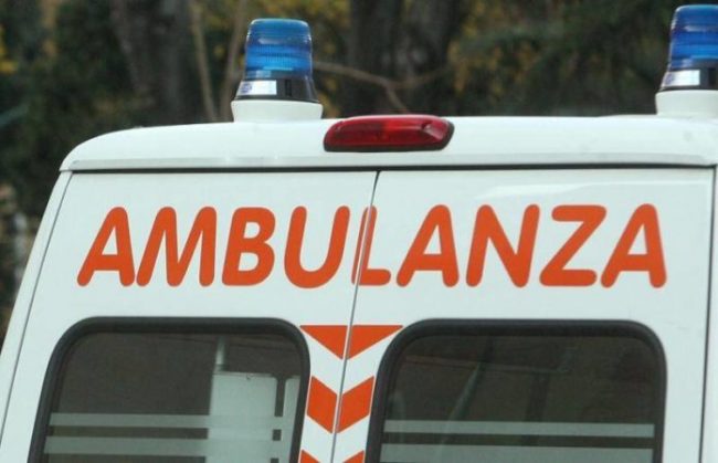 Cade per strada, soccorsa una donna