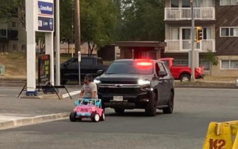Canada, ubriaco al volante di una jeep giocattolo di Barbie: arrestato