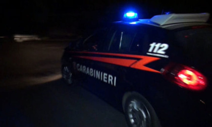 Caos a Rodigo: coppia esagera con la cocaina in un B&B, lui si denuda e corre per le strade